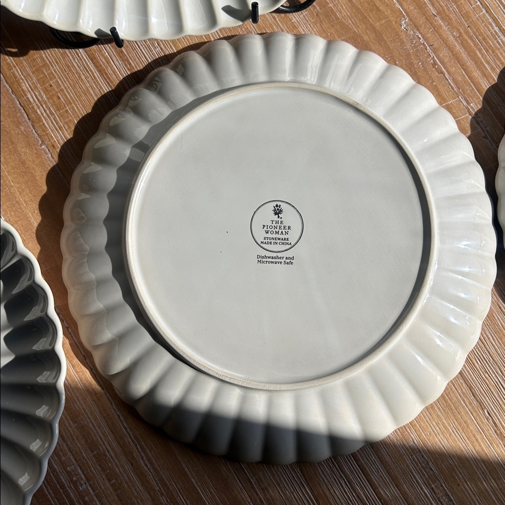 4 The Pioneer Woman Collette Stoneware Scalloped Edge Dinner Plates - Picture 5 of 12